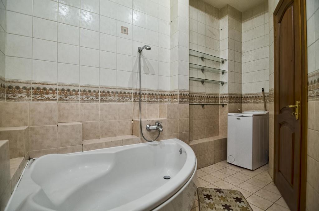 Apartment Hnatuka center Lviv Buitenkant foto